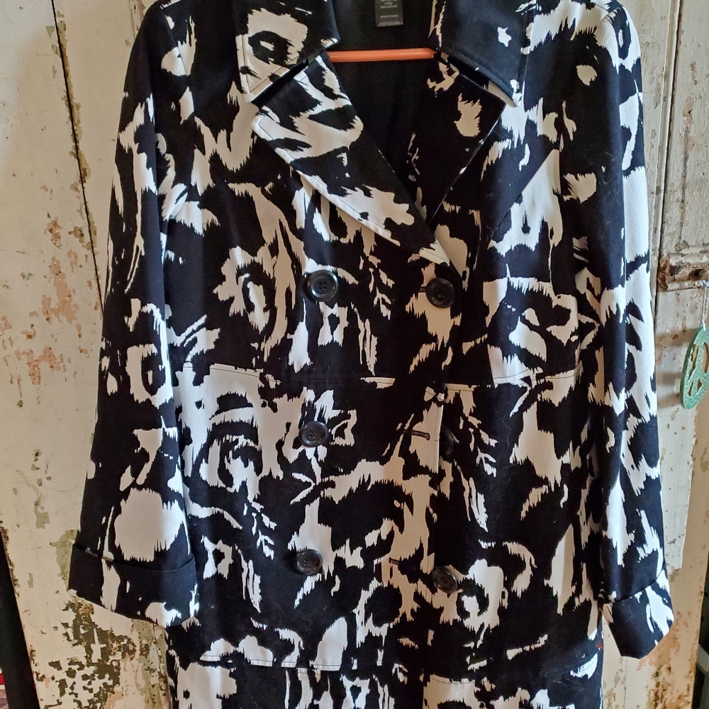 XL Inc black and white coat